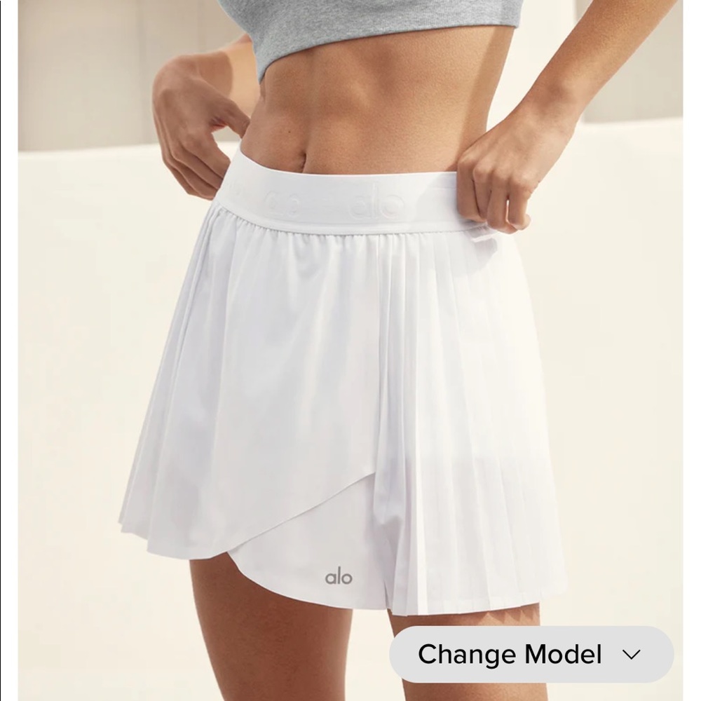 alo aces tennis skirt in white. size small